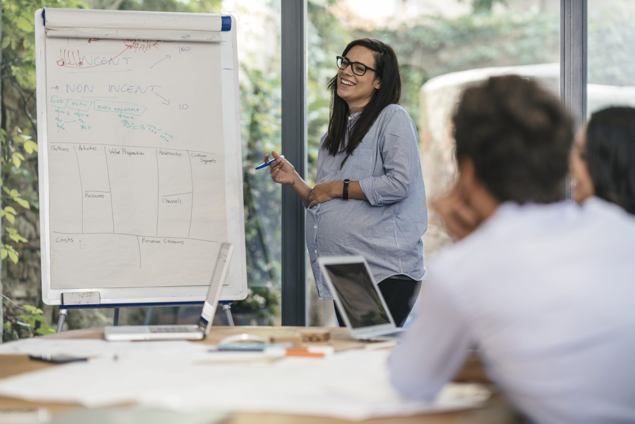 Formation professionnelle en entreprise avec formatrice animant une session collective et interactive